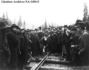Driving the last spike at Craigellachie, Glenbow Archives NA-1494-5 / Le dernier crampon de la voie de chemin de fer à Craigellachie, Glenbow Archives NA-1494-5